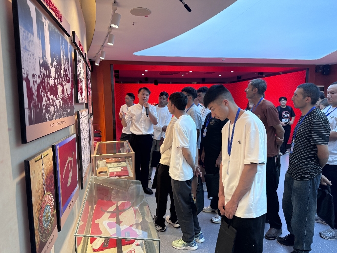 新疆喀什地区塔县乡镇与深圳街道结对交流培训班学员到宝安区委党校参观交流.jpg